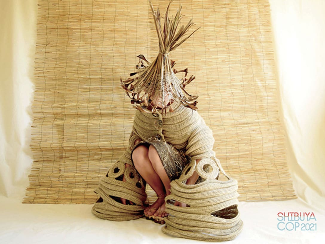 ハナ・ミノワさんの、縄文式土器をテーマに自然の素材を使って、保存のプロセスをコンセプトにした「Né (根)」という作品