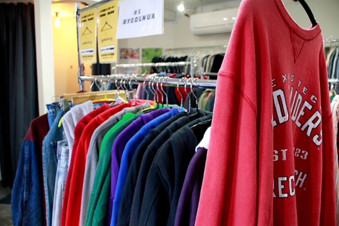 商品は試着がしやすくサイズを選ばないトップス類が豊富。スウェットやTシャツ、シャツやジャケット等のユニセックスなアイテムがぎっしり500～600着揃う。