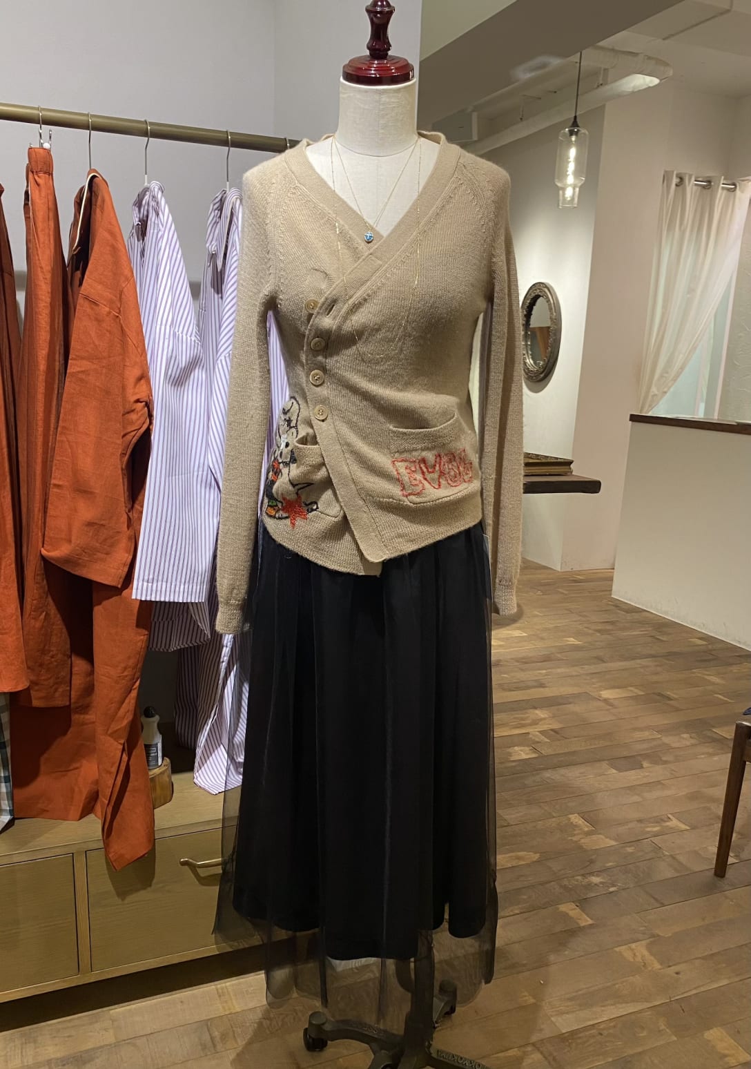 「マルニ」のカーディガンをアップサイクルしたカシュクールニット Image by FASHIONSNAP