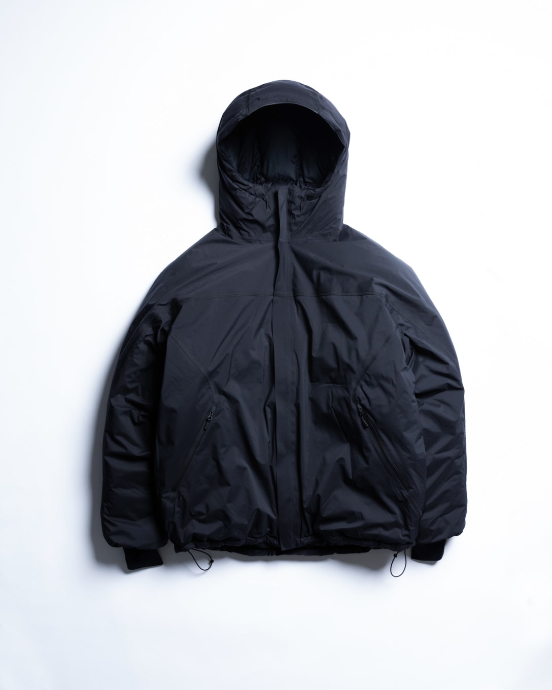 CITY DWELLERS HOODED DOWN JACKET（9万3500円） Image by FASHIONSNAP
