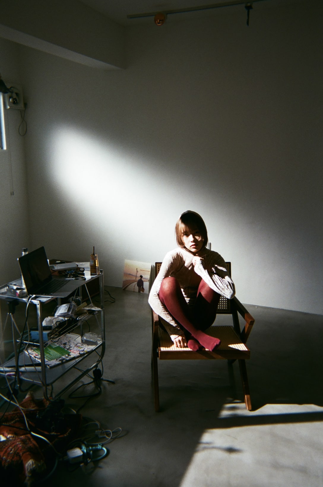 「最近自分のスタジオを構えました。十畳ほどのスペースなのでそんなに広くないのですが、モルタルの床と光の入り方がいい感じ。ここでどんどん撮影をしていく予定です」（伊藤）。伊藤さんが「インスタントカメラ」で撮影した画像