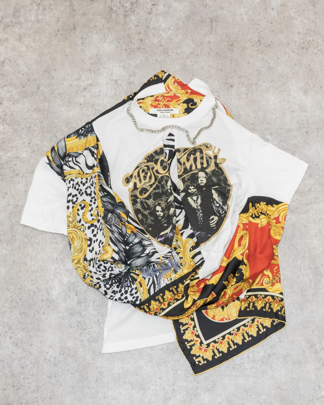 「ジュンヤ ワタナベ」の 「ヴェルサーチェ」のスカーフ付きTシャツ Image by FASHIONSNAP