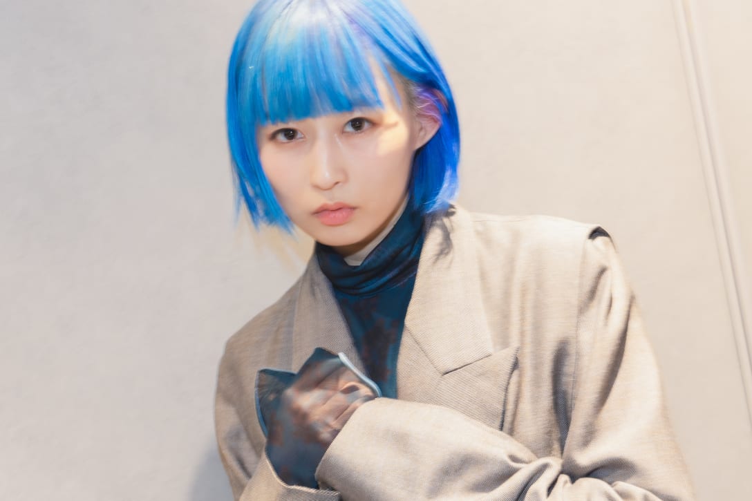 「ヤーデン」のアイテムを着用したPORIN Image by FASHIONSNAP