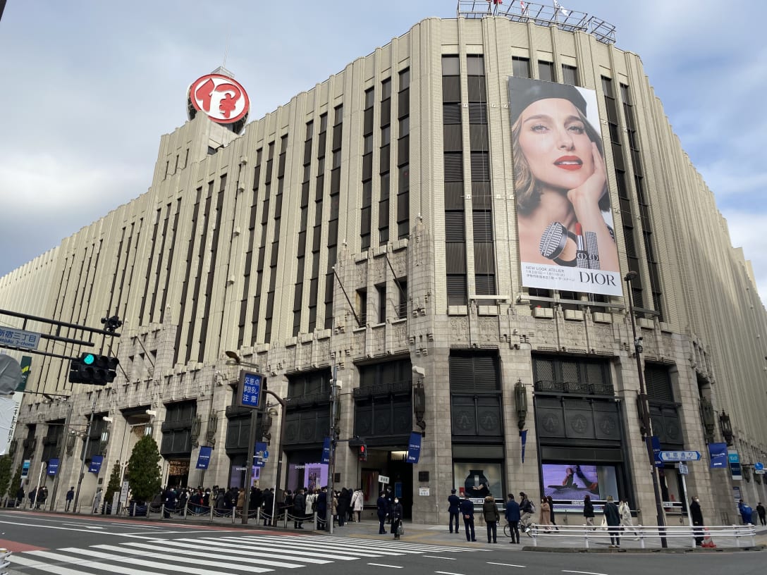 伊勢丹新宿店 2022年初売り Image by FASHIONSNAP