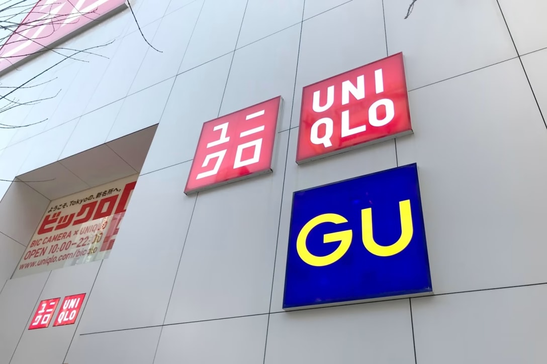 ファーストリテイリングが展開する「ユニクロ」と「ジーユー」の看板 Image by FASHIONSNAP