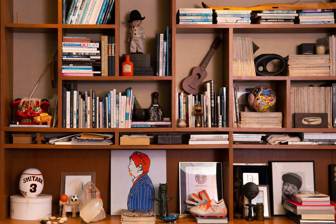社長室の棚には記念品や書籍がズラリ Image by FASHIONSNAP