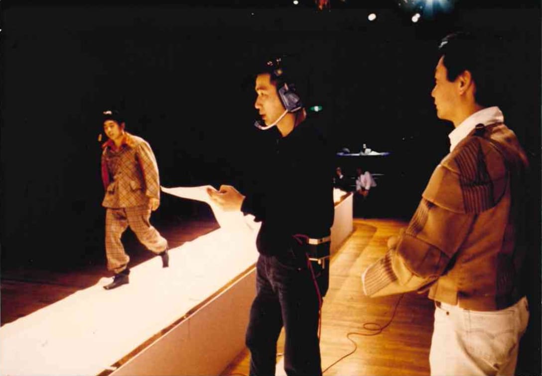 1989年頃、「ヴィヴィアン・ウエストウッド」のショーでリハーサルをチェックする若槻善雄（中央）