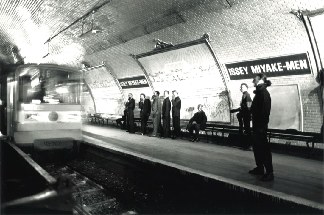 パリのポルト・デ・リラ駅で開催された「ISSEY MIYAKE MEN」1989年秋冬パリコレクション Image by 撮影：Michel Quenneville