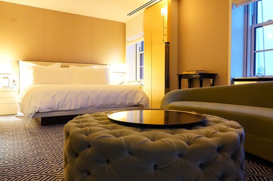 セントラル パーク スィートのベッドルーム、柔らかな照明とインテリアがなんとも落ち着く空間。©FASHION HEADLINE