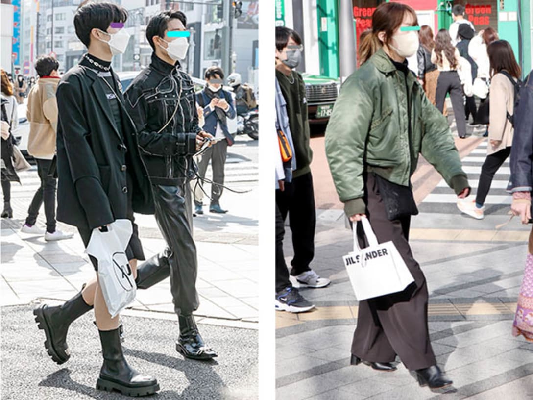 (左から)ステッチ風にあしらわれたジップやスタッズなどのディテールが目をひいたブルゾン。K-POPアイドルっぽいセンター分けがマス化する一方、ハードに固めた七三分けのようなヘアスタイルが10〜20代前半くらいの男性の間で浮上している。(原宿)/mame kurogouchi(マメクロゴウチ)のブルゾンとショルダーバッグを身につけた女性。ベーシックなアイテムだが、ブランドの主張が強いディティールで差をつけていた。ジルサンダーのロゴ入りショッパーもファションアイテムの一部に。(新宿)