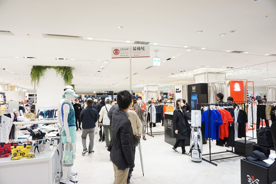 オープンからわずか5分で30人ほどの行列ができた売り場の様子 Image by FASHIONSNAP