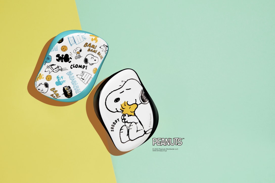 限定デザインの「コンパクトスタイラー」© 2022 Peanuts Worldwide LLC
