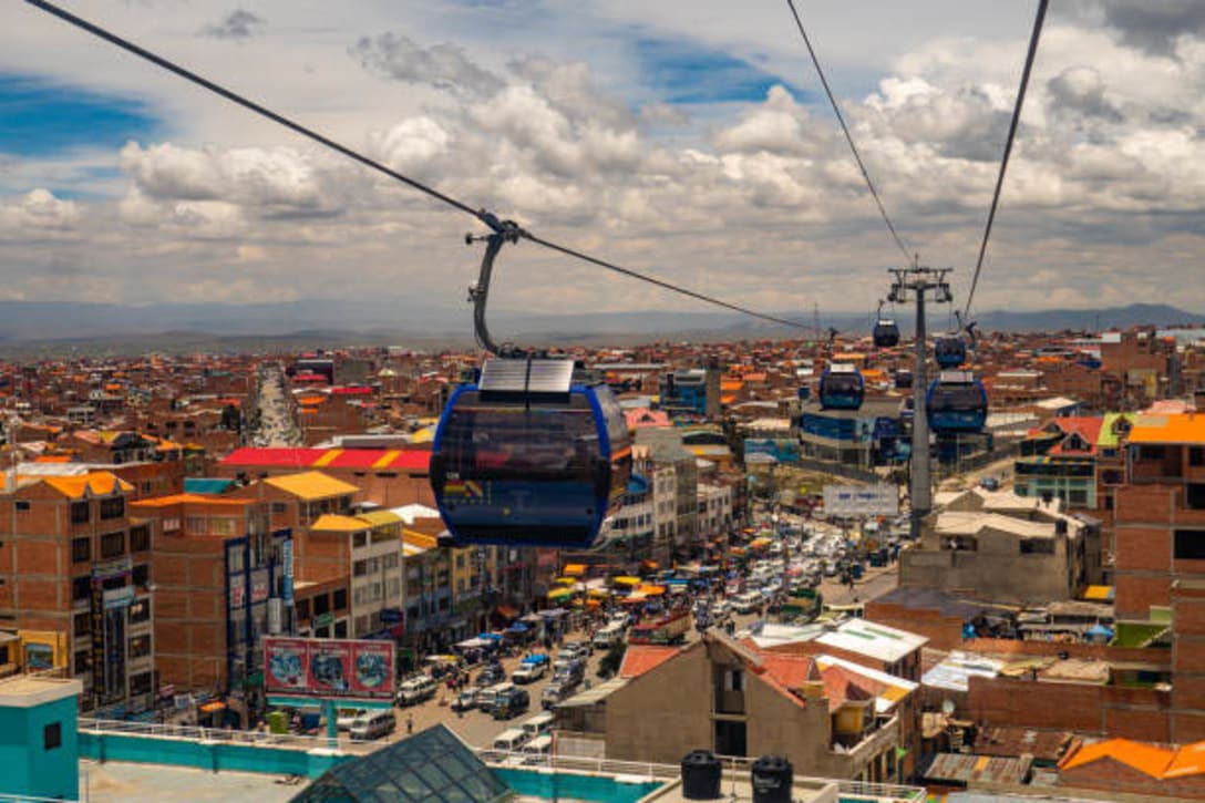 ボリビアのラパスで運行している都市型ロープウェイ「ミ・テレフェリコ」/ 出典：iStock