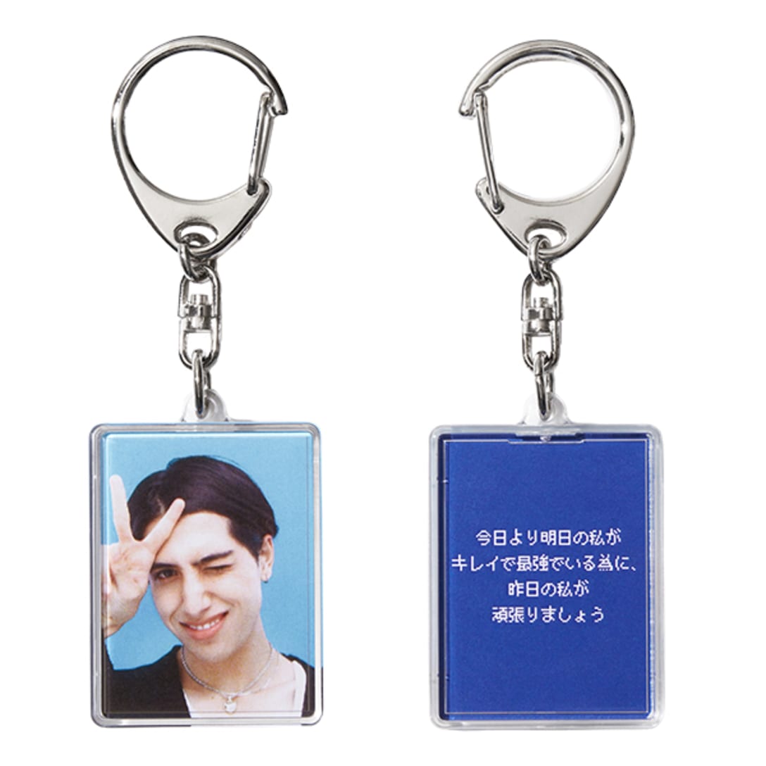 証明写真をのせたキーホルダー Image by kemio store