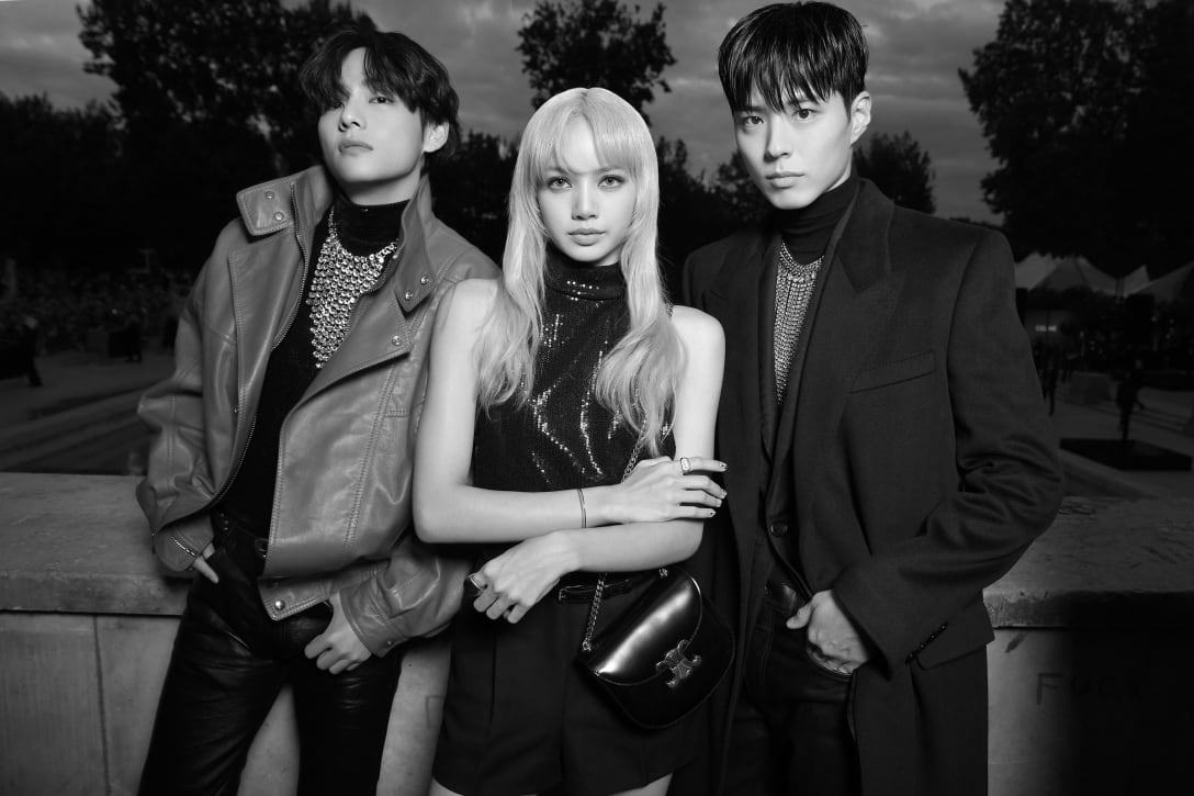 CELINE HOMME 23年春夏のショーに来場したBTSのV(キム・テヒョン)とBLACKPINKのLISAと俳優のパク・ボゴム Image by CELINE