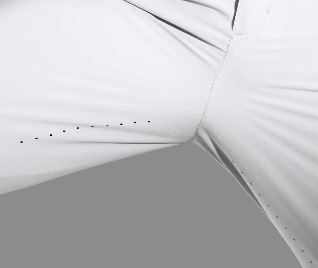 「耐久撥水ライトゴルフパンツ」の内股部分と膝裏にはパンチング穴によるベンチレーション付きを搭載。蒸れを軽減させる。 Image by ワークマン