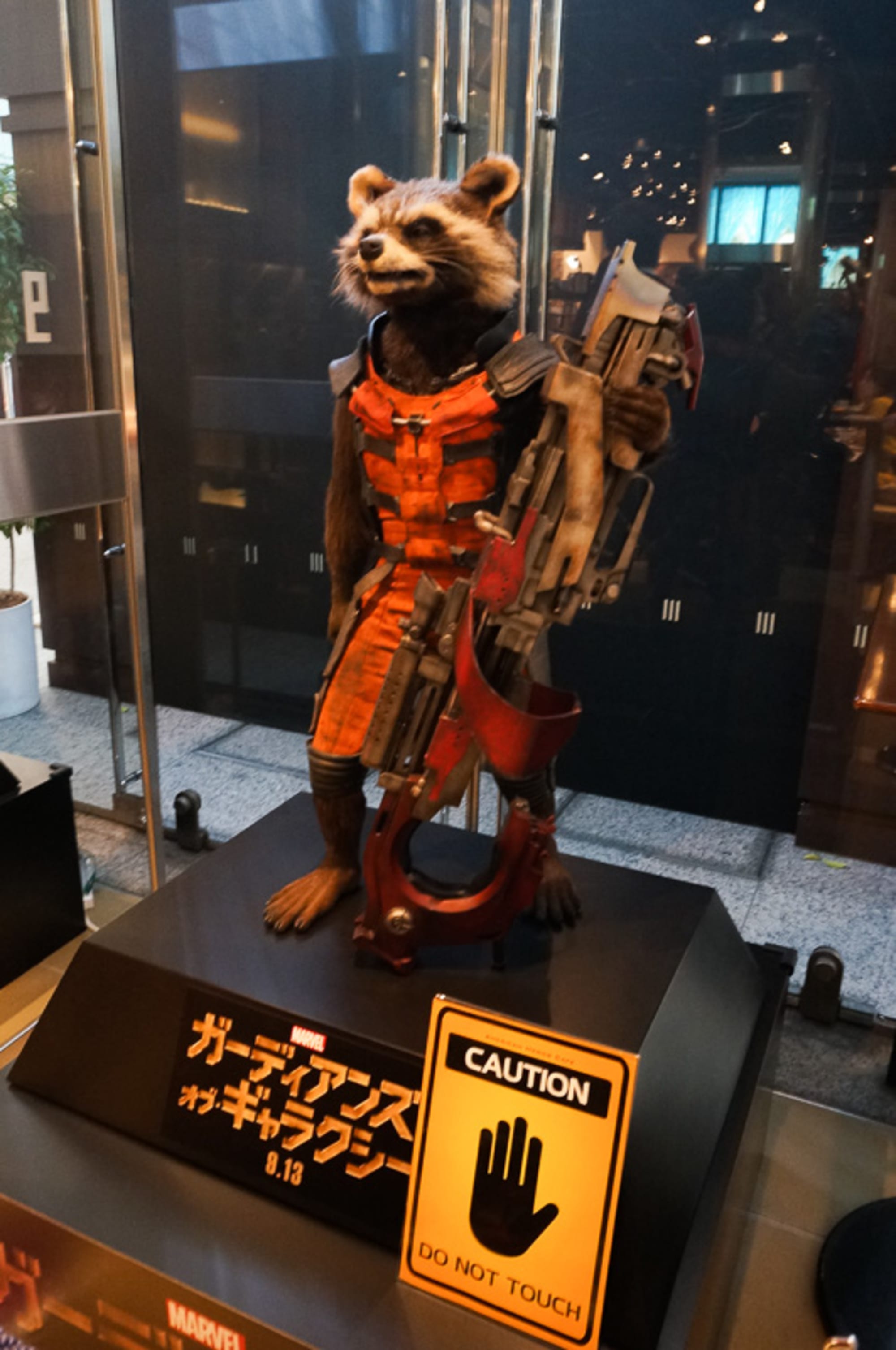 丸ビルにマーベル カフェが登場 ヒーロー達の忘れ物 を展示