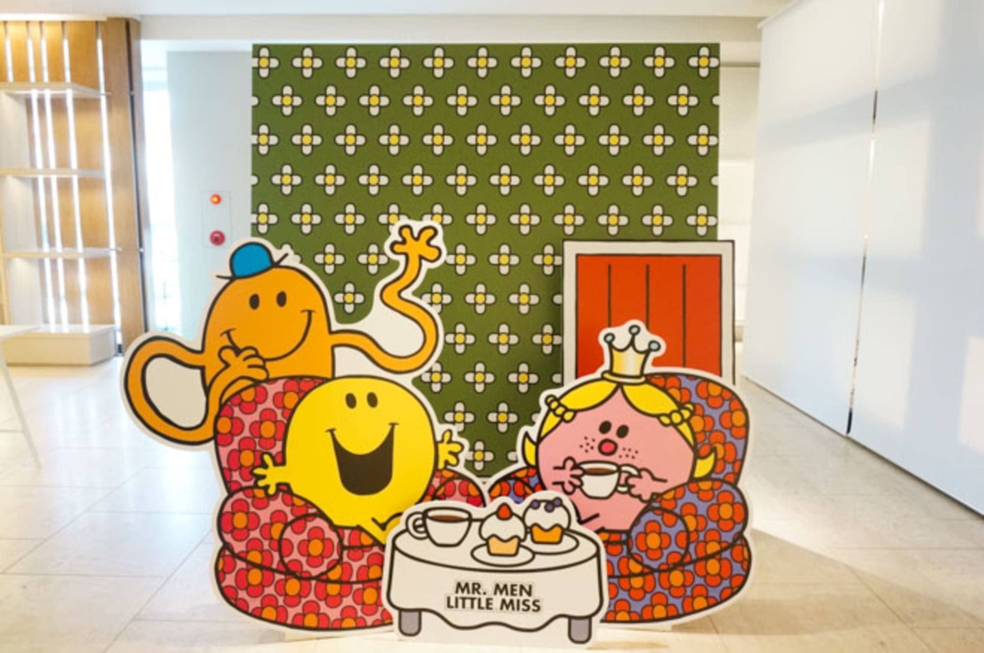 ミスターメンリトルミス がフォトアートに イエローコーナーで販売
