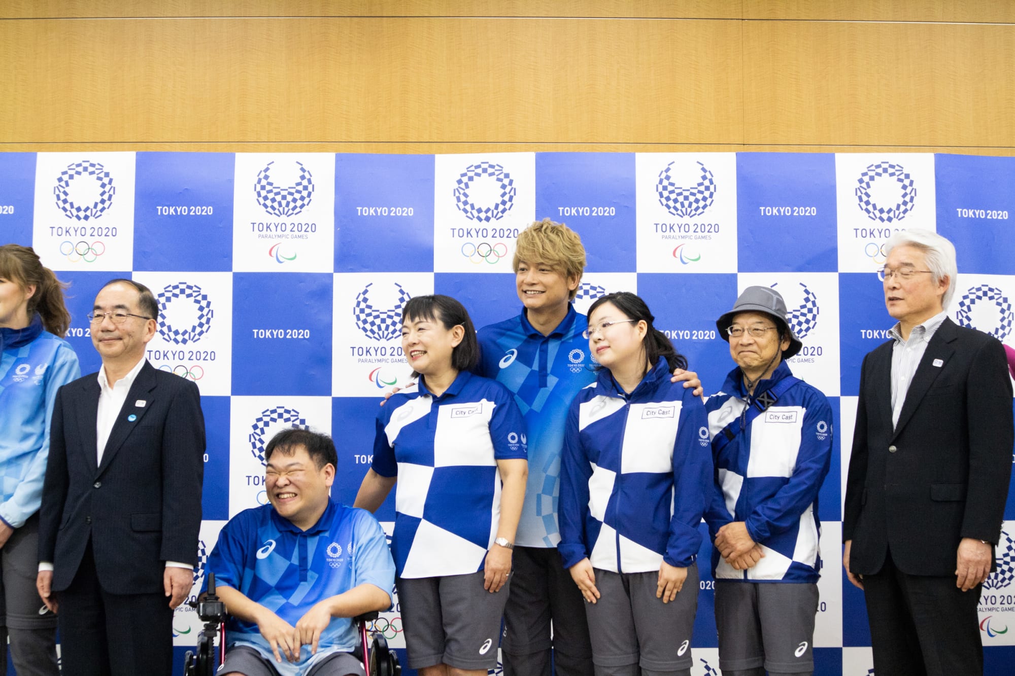 東京五輪スタッフとボランティアのユニフォーム公開、アシックスが 