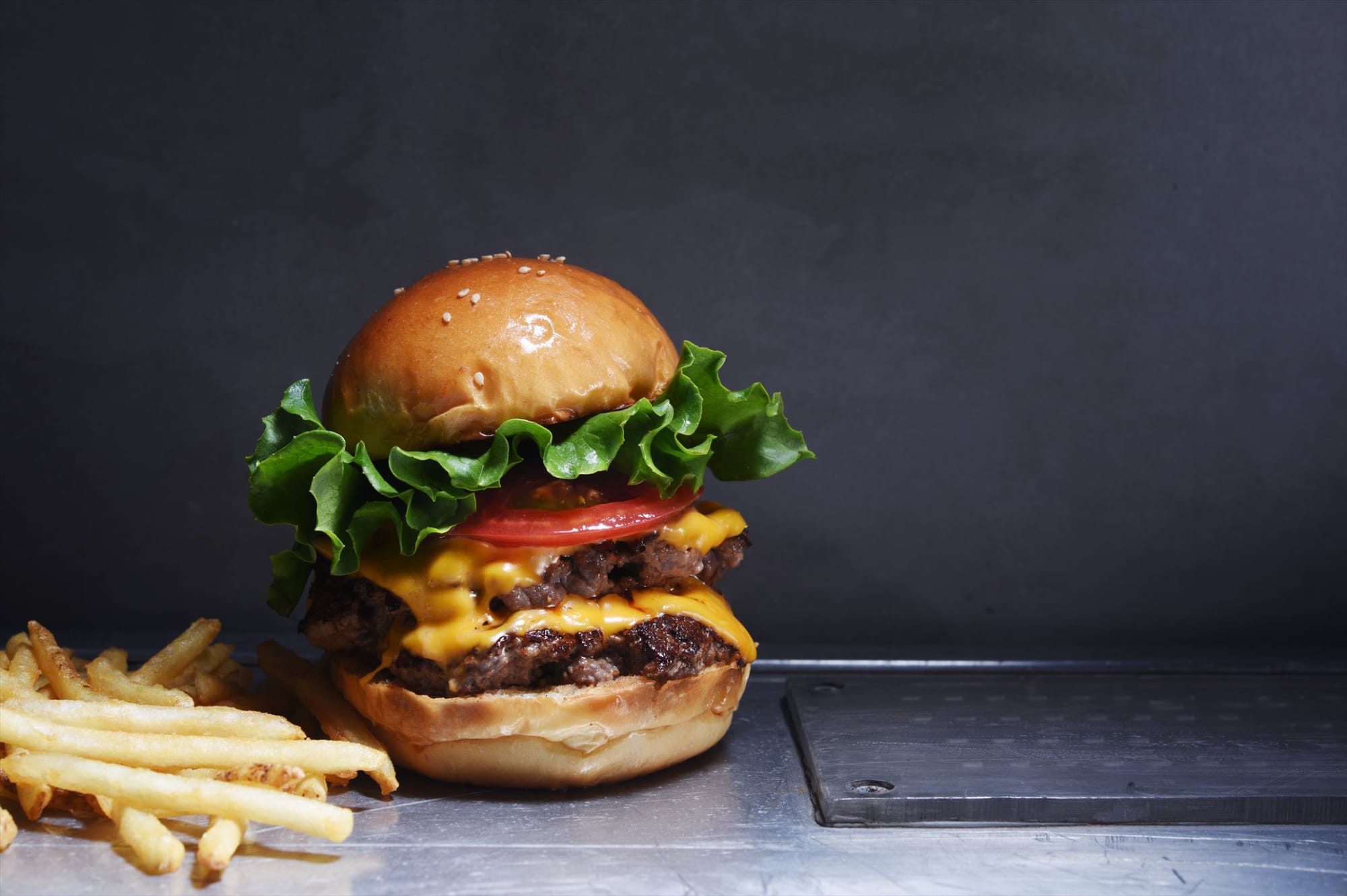 超肉感バーガー を食べて飢餓に苦しむ人々を支援 新ハンバーガーショップが下北沢にオープン
