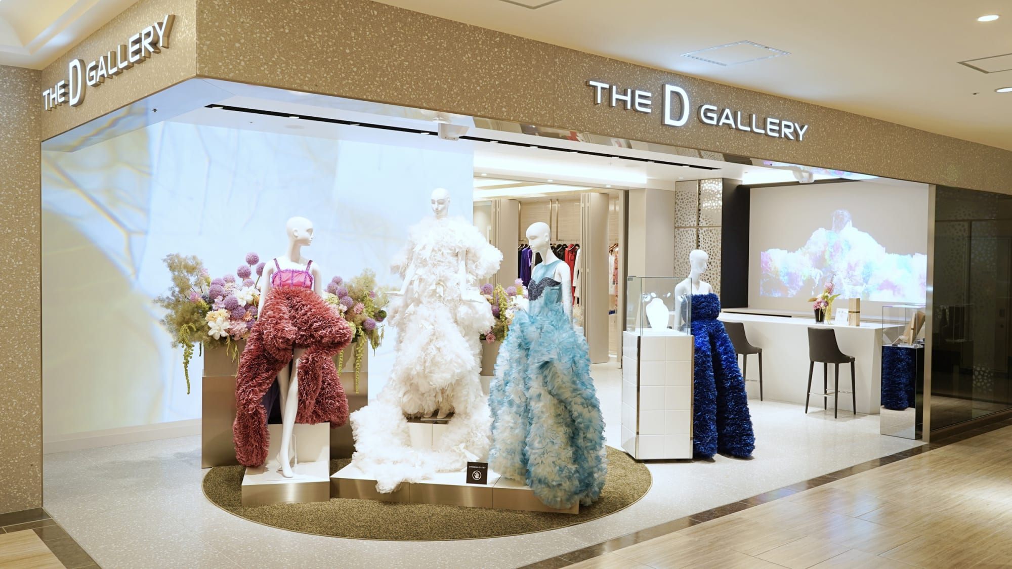 社交シーンをトータルプロデュースするショップが阪急うめだ本店にオープン トモ コイズミのドレスを展開