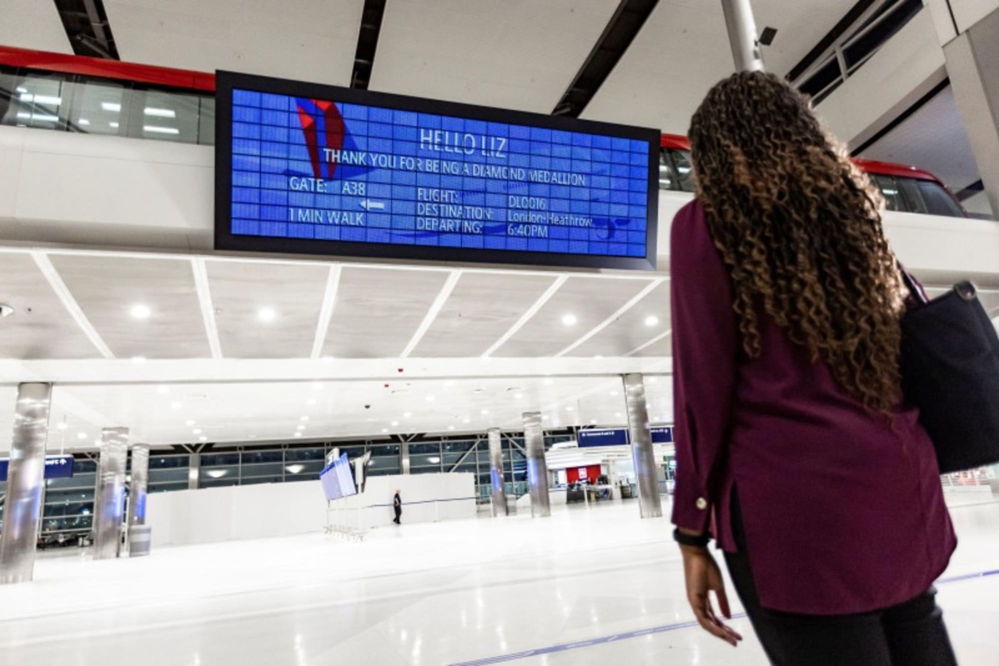 空港に行くと自分専用の電光掲示板 デルタ航空の取り組みが近未来的