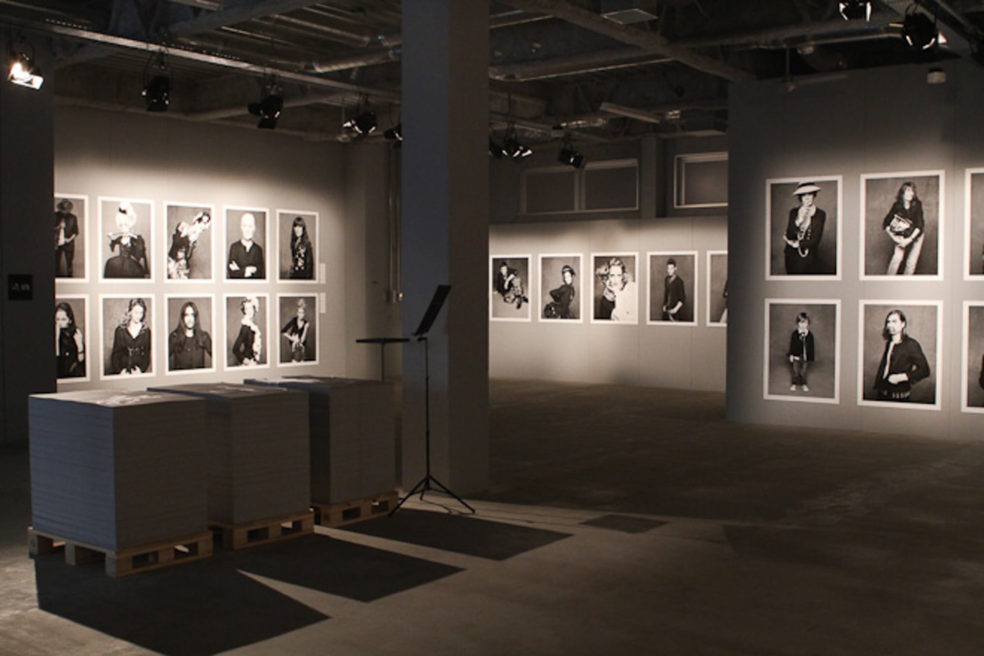 CHANELブラックジャケットの写真展、東京とオンラインで開催
