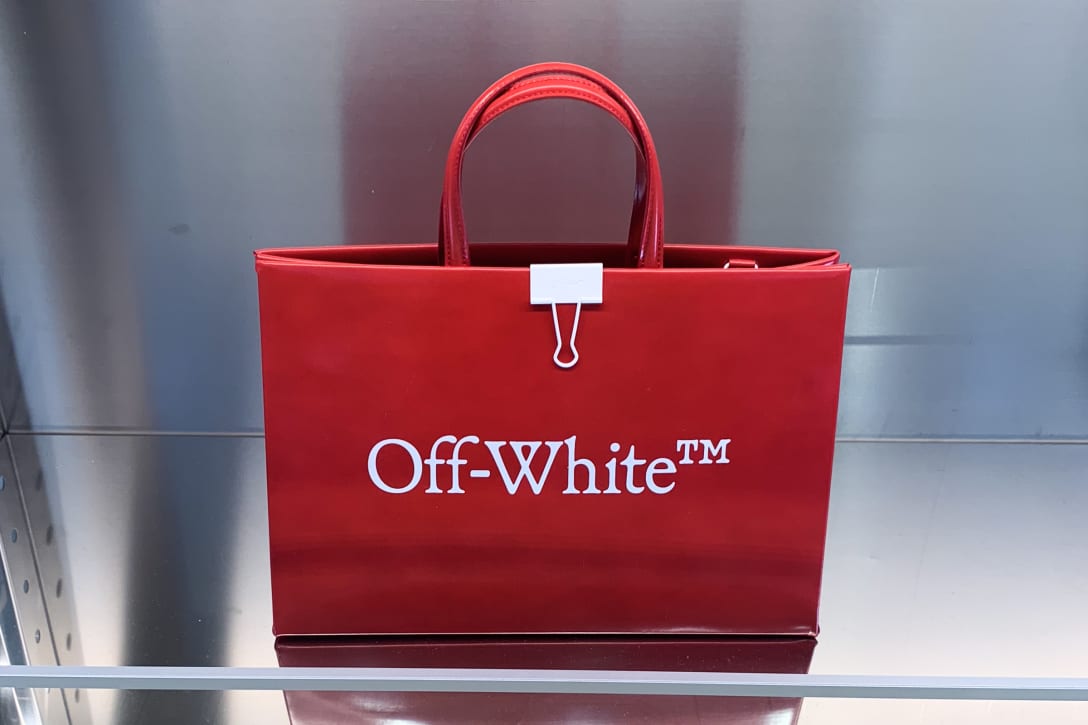 「オフ-ホワイト」2020年春夏コレクションのバッグ Image by FASHIONSNAP