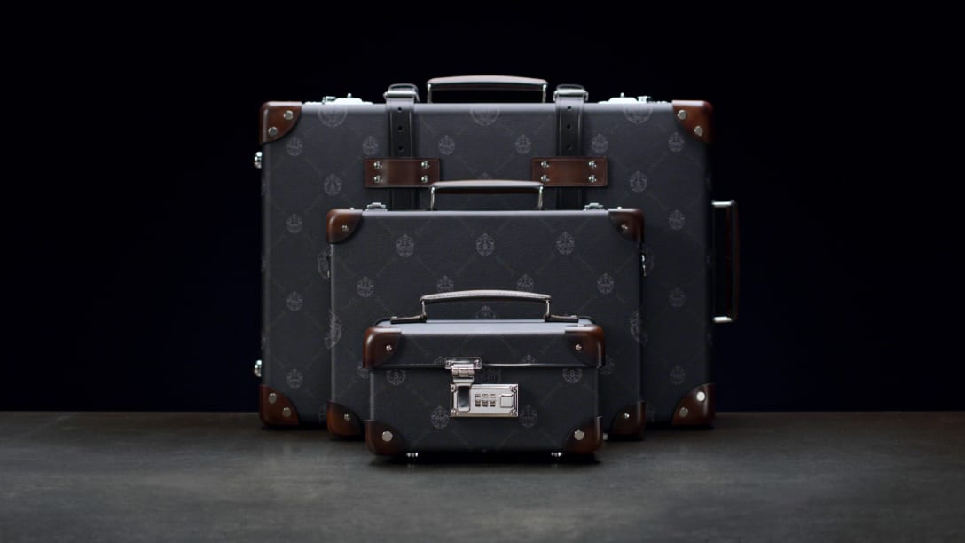 「シグネチャー キャンバス」グローブ・トロッターとのコラボアイテム Image by Berluti