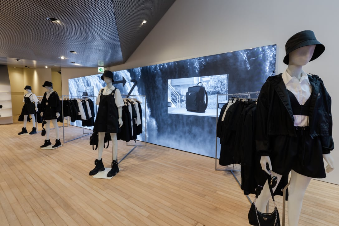 プラダ 青山店 B1階 Image by FASHIONSNAP