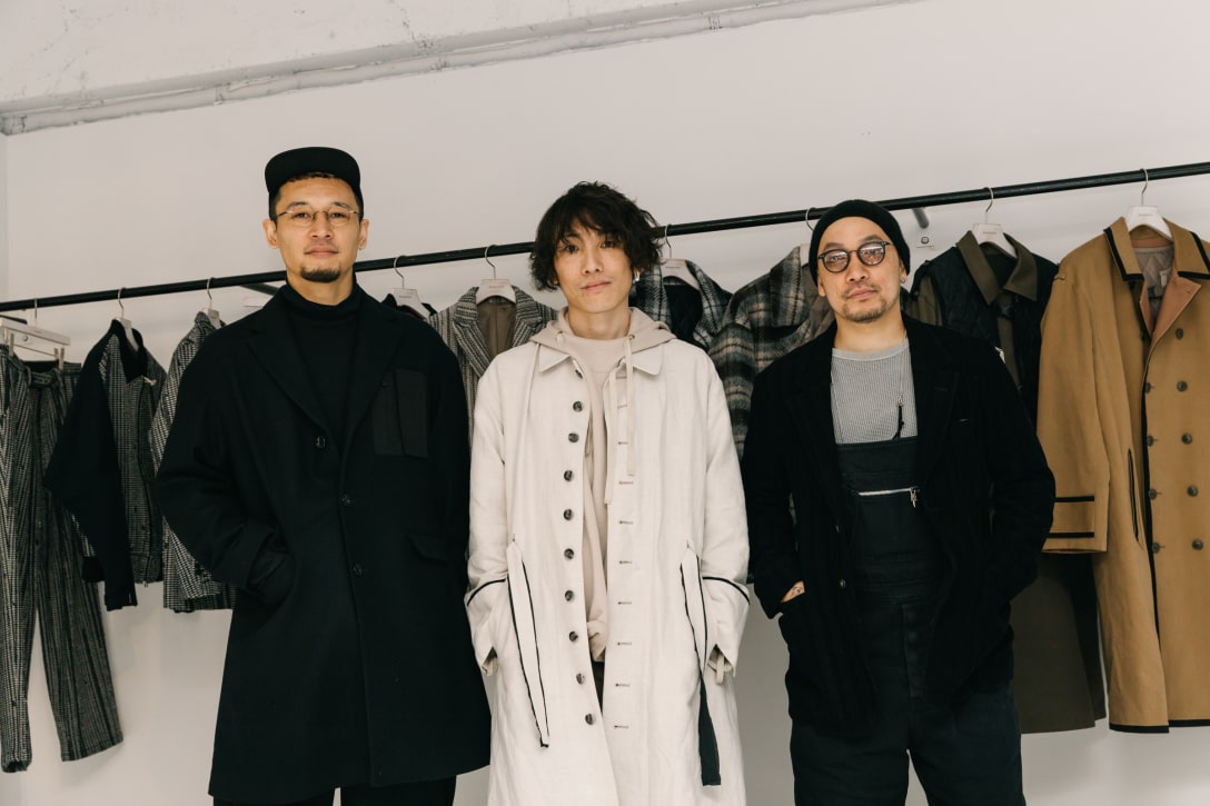 (左から)ヘアメイク向井大輔、デザイナー関根隆文、スタイリスト 百瀬豪 Image by FASHIONSNAP