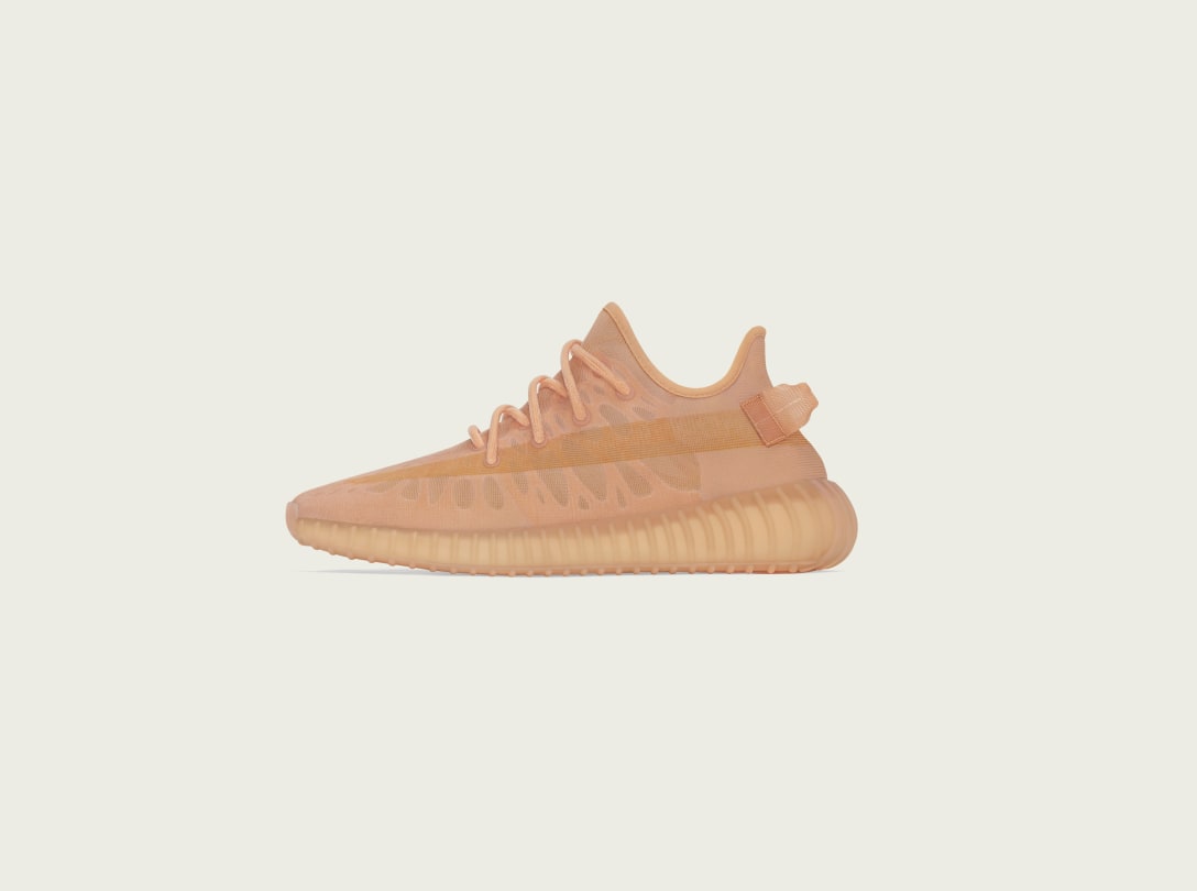 「YEEZY BOOST 350 V2 MONO CLAY」(税込3万800円) Image by アディダス