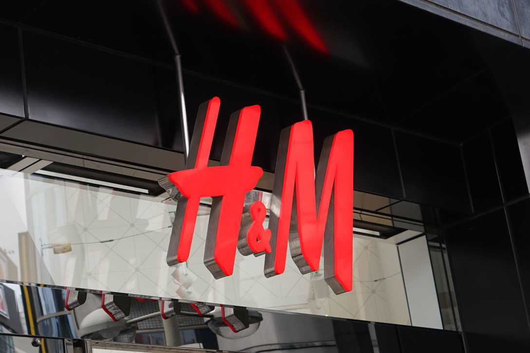 「H&M」のロゴ Image by FASHIONSNAP