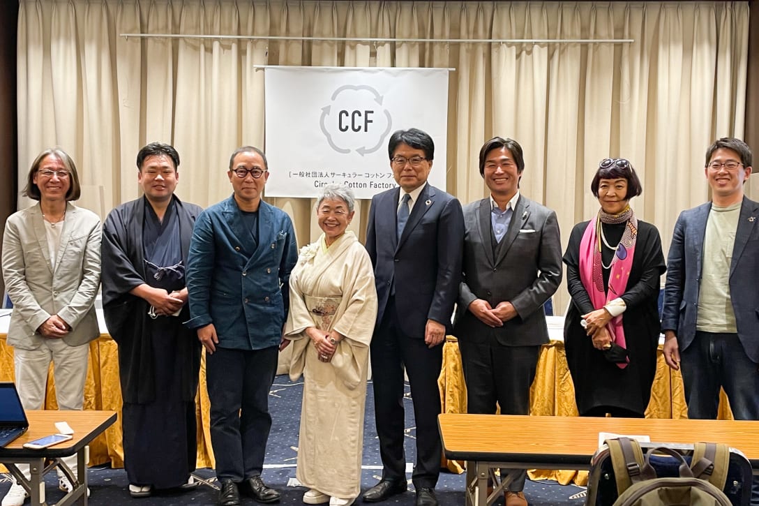 (左から)グラフィックデザイナーの福島治氏、hap 鈴木素社長、45R-J 中島正樹代表、渡邊智恵子氏、日本郵政の増田寛也社長、榮太樓總本鋪 細田将己副社長、生駒芳子氏、新渡戸文化中学・高等学校教諭兼統括校長補佐 山藤旅聞氏 Image by FASHIONSNAP