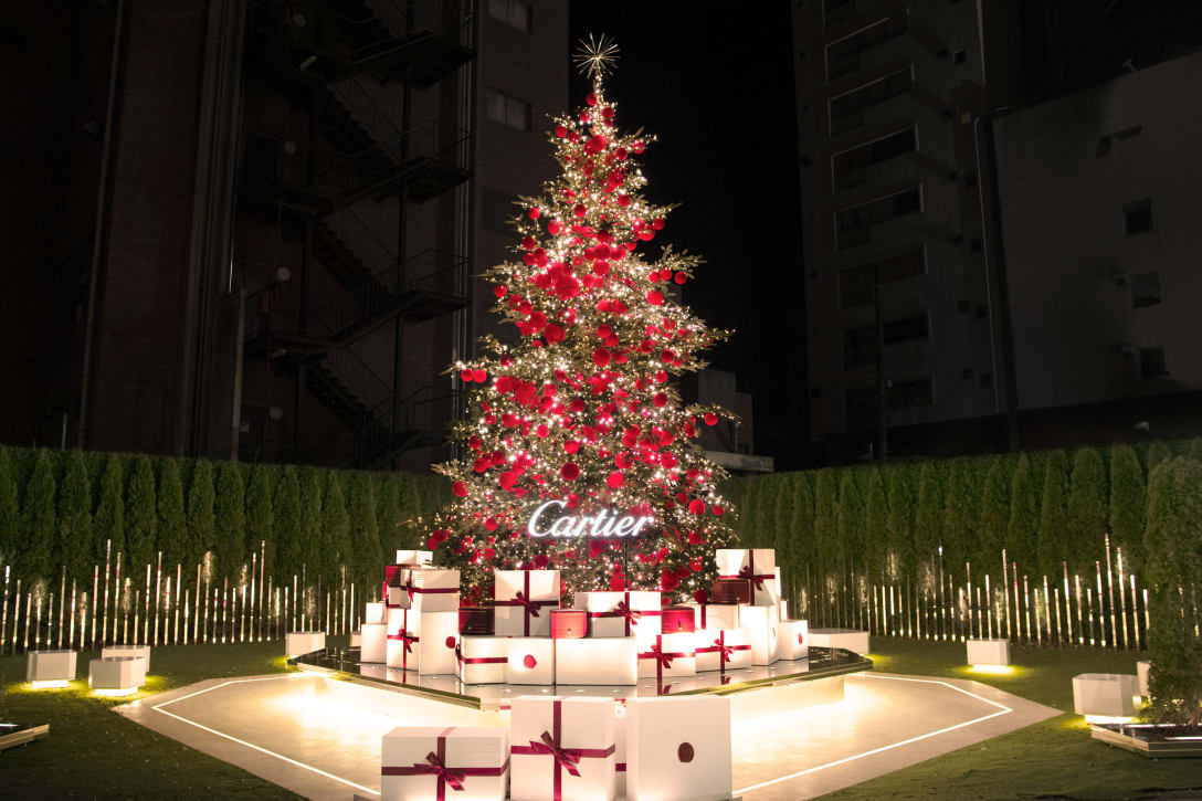 表参道交差点「The Reflecting Garden」のクリスマスツリー Image by Cartier