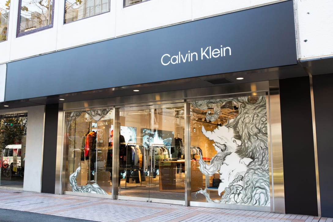 ニューイヤー仕様の「カルバン・クライン 原宿店」外観 Image by FASHIONSNAP