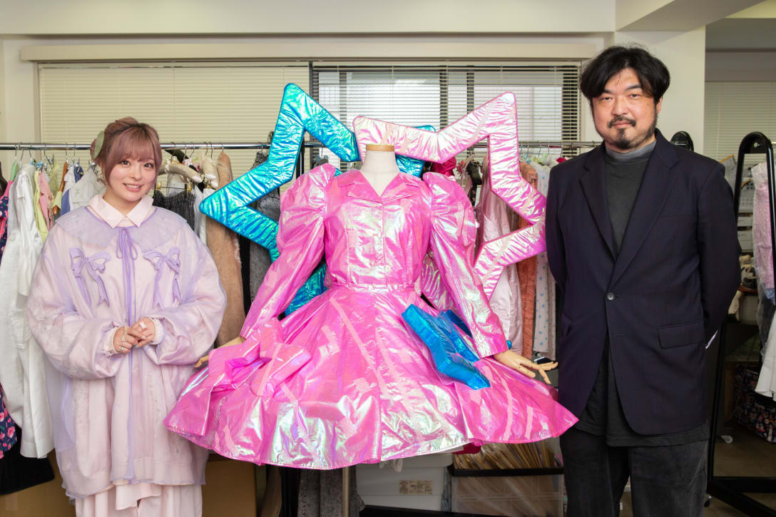 (左から)きゃりーぱみゅぱみゅ、「ミキオサカベ(MIKIO SAKABE)」デザイナー 坂部三樹郎 Image by FASHIONSNAP