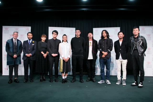 授賞式に出席したデザイナー(右から5名)と審査員(左から5名) Image by Fashionsnap.com