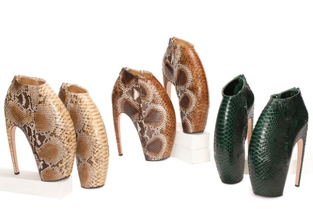 アルマジロ ブーツ Image by Alexander McQueen