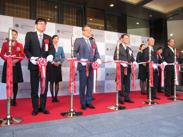銀座に今日オープンした「Japan Duty Free GINZA」のテープカット Image by Fashionsnap.com