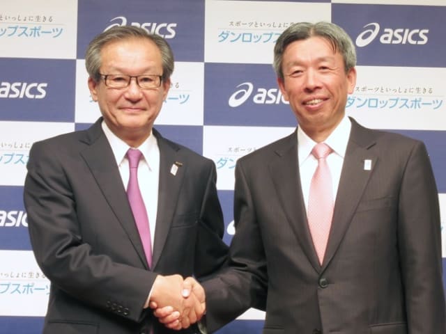 左から)アシックス尾山基社長、ダンロップスポーツ野尻恭社長 Image by FASHIONSNAP