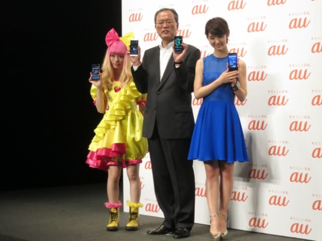 au発表会 2013 Summerに登壇した(左から)きゃりーぱみゅぱみゅ、田中孝司 社長、剛力彩芽 Image by Fashionsnap.com