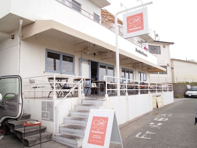 Cruciani Cブレスレットと「Double Doors」のコラボレーションカフェ 外観 Image by Cruciani