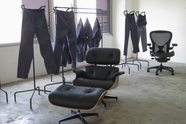 「TEÄTORA」ワークチェアパンツ Image by FASHIONSNAP