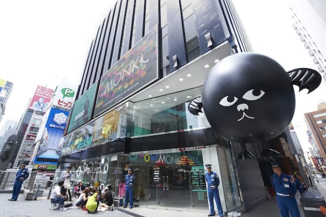 オープン初日のMONKI日本1号店(外観) Image by FASHIONSNAP