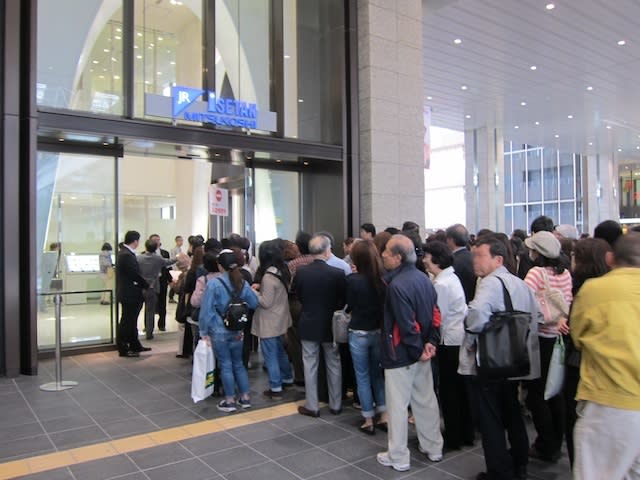 開業初日のJR大阪三越伊勢丹(2011年5月4日撮影) Image by FASHIONSNAP