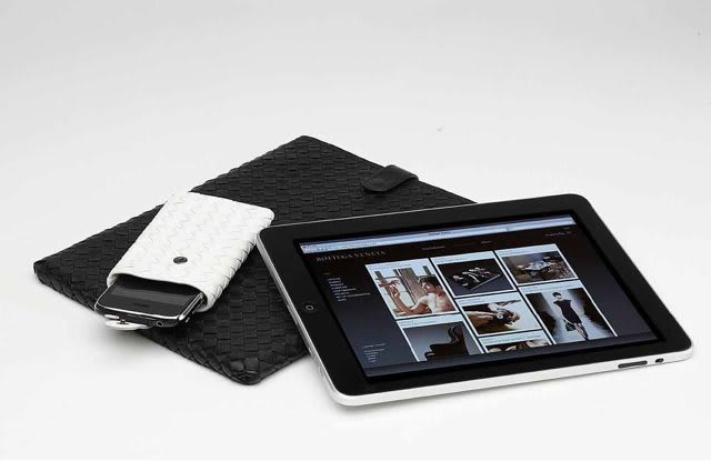 iPadケース 57,750円/iPhone ケース 33,600円 Image by BOTTEGA VENETA