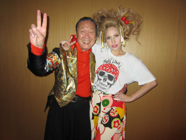 山本寛斎と「Kansai Yamamoto」を着用するLady Gaga