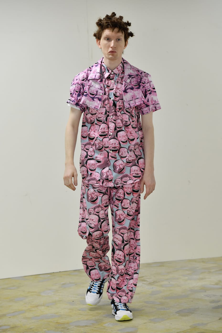コム デ ギャルソン・シャツが東京で初のショー 中国現代アーティスト 