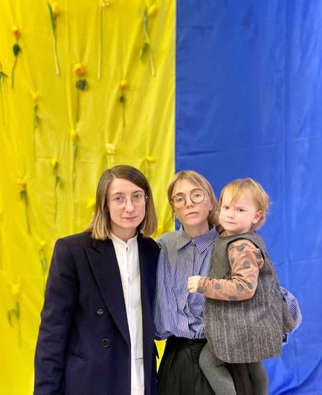 リリアさん（右）と2歳半の娘、「リトコフスカヤ」代表のミロスラヴァさん